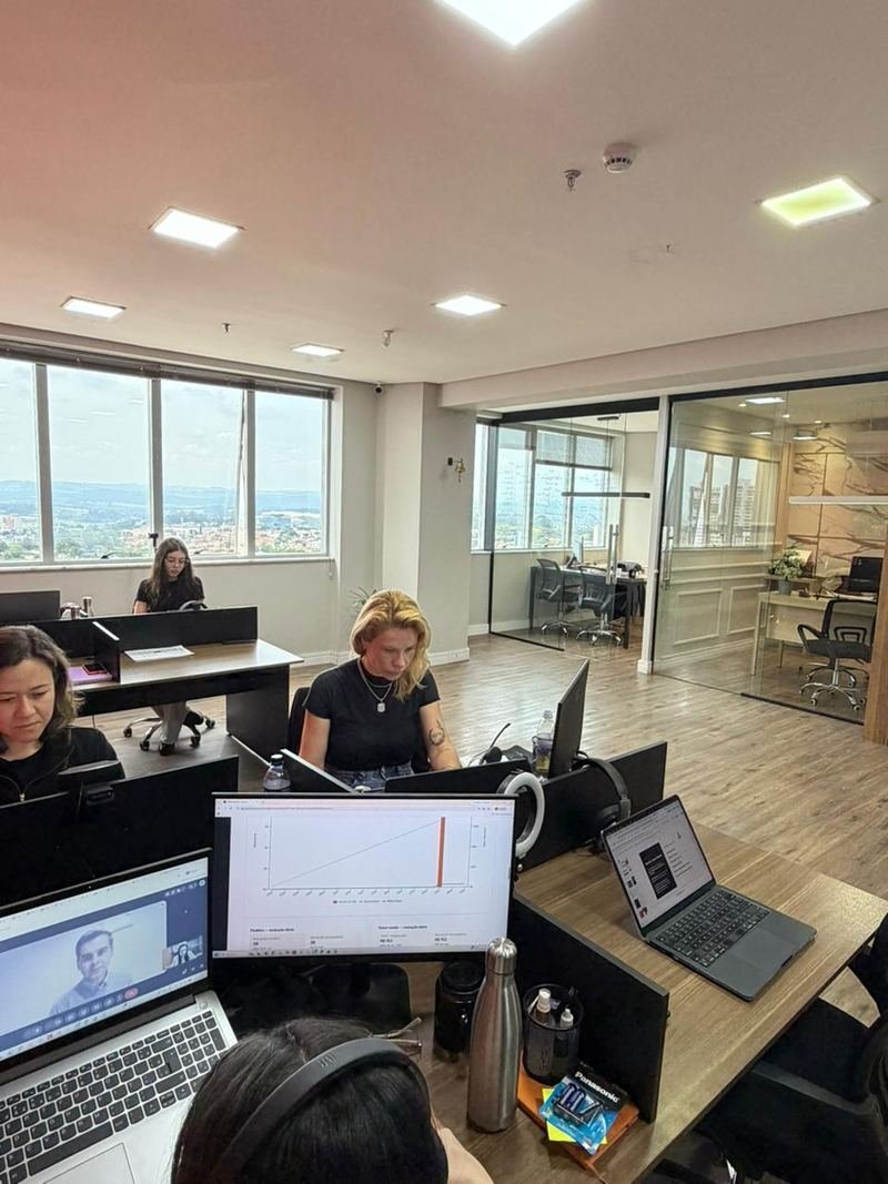 Equipe da Open Matcon analisando os indicadores das lojas atendidas