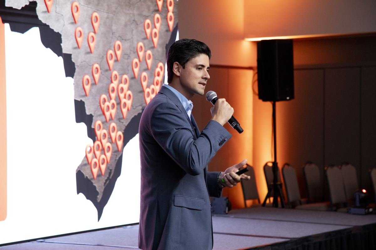Especialista da Open apresentando o mapa de lojas atendidas no Brasil