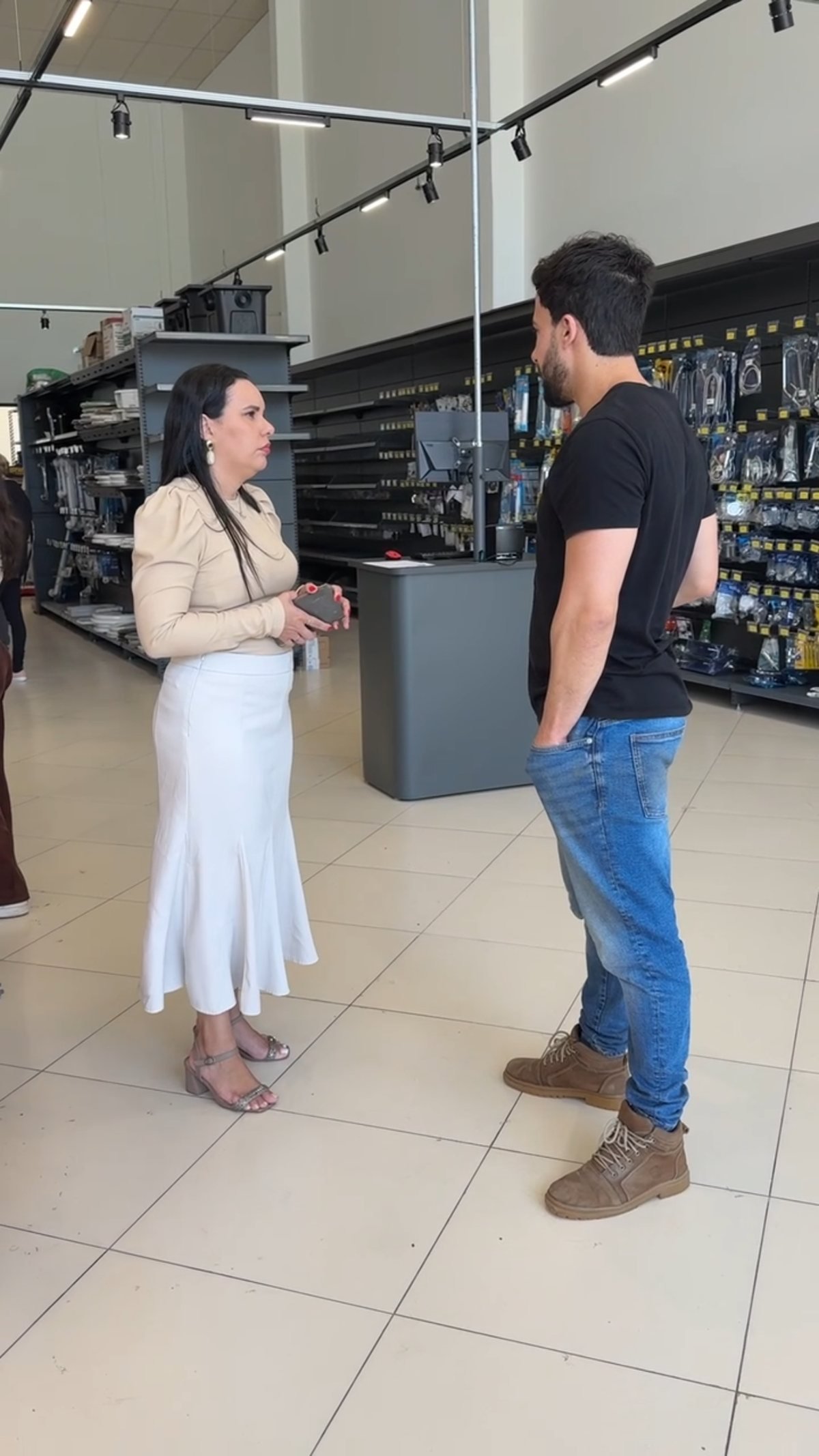 Consultora da Open Matcon acompanhando a operação dentro da loja do cliente